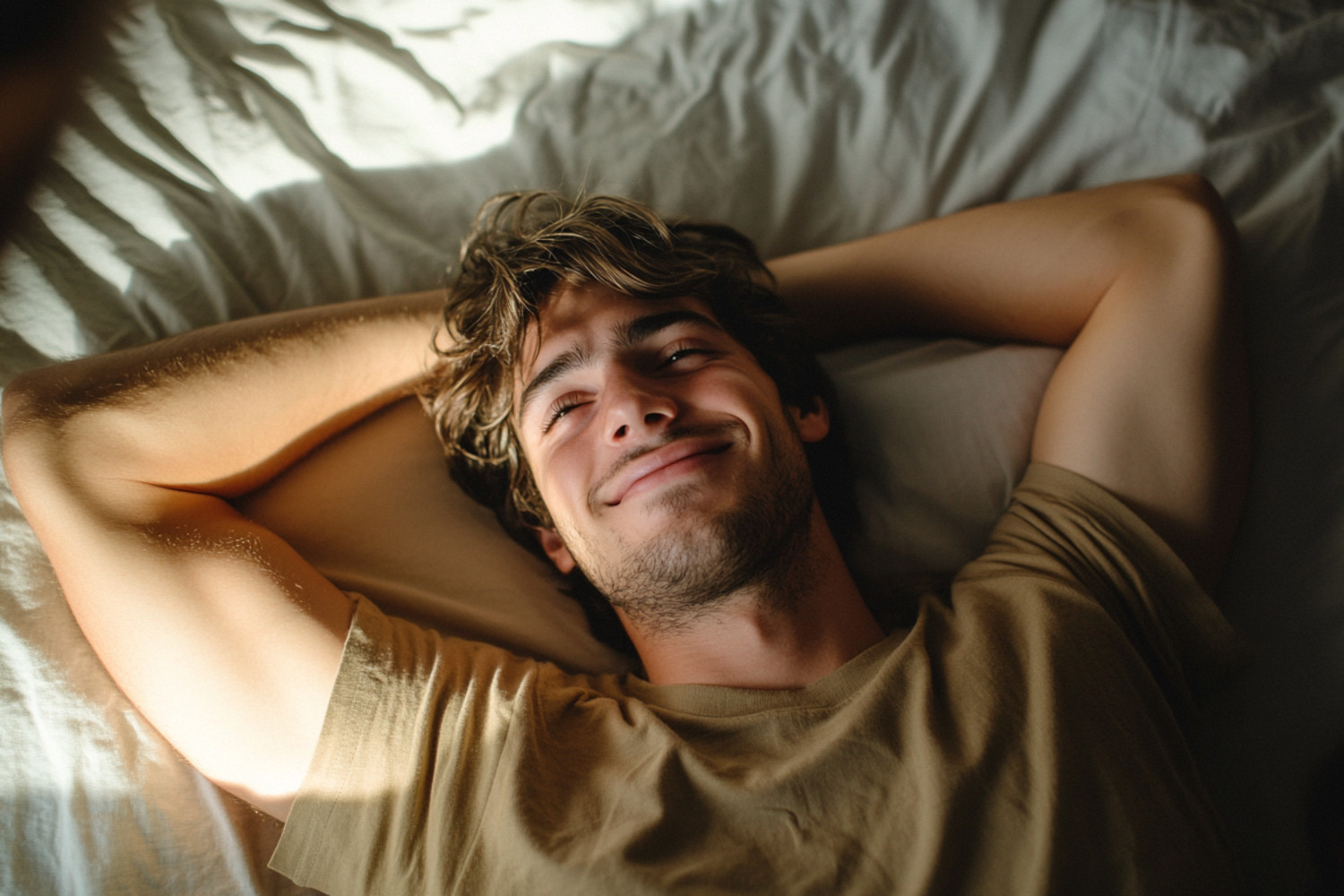 Ein Mann liegt auf einem Bett