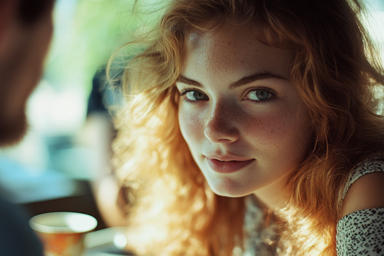 Eine Frau schaut mit einem leichten Lächeln in die Kamera