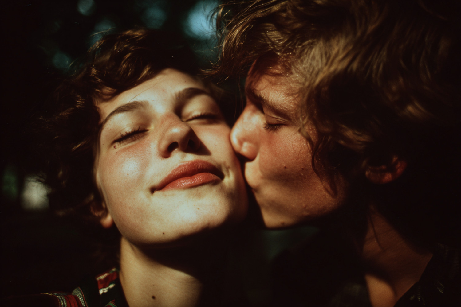 Ein Mann küsst eine Frau auf die Wange