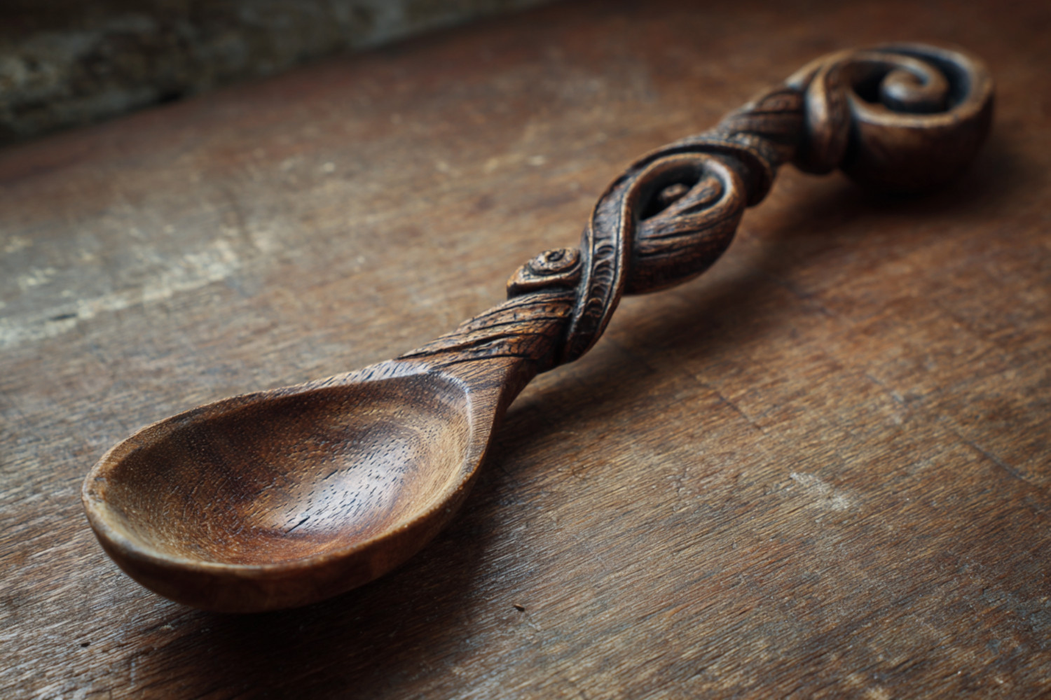 Ein geschnitzter Holzlöffel auf einem Tisch.